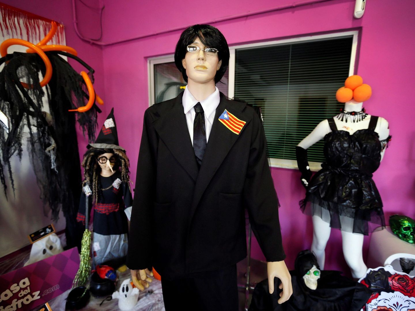 El disfraz de Puigdemont fue uno de los más demandados para el día de Halloween (EFE)