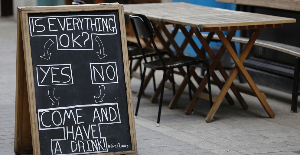 Un cartel anima a tomarse una bebida a las puertas de un 'pub' de Londres. (Reuters)