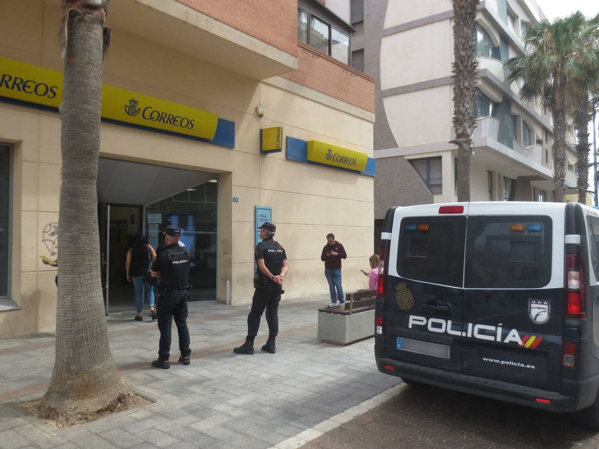 Foto: Agentes de la Policía Nacional frente a la oficina de Correos de Melilla. (EFE/Paqui Sánchez)