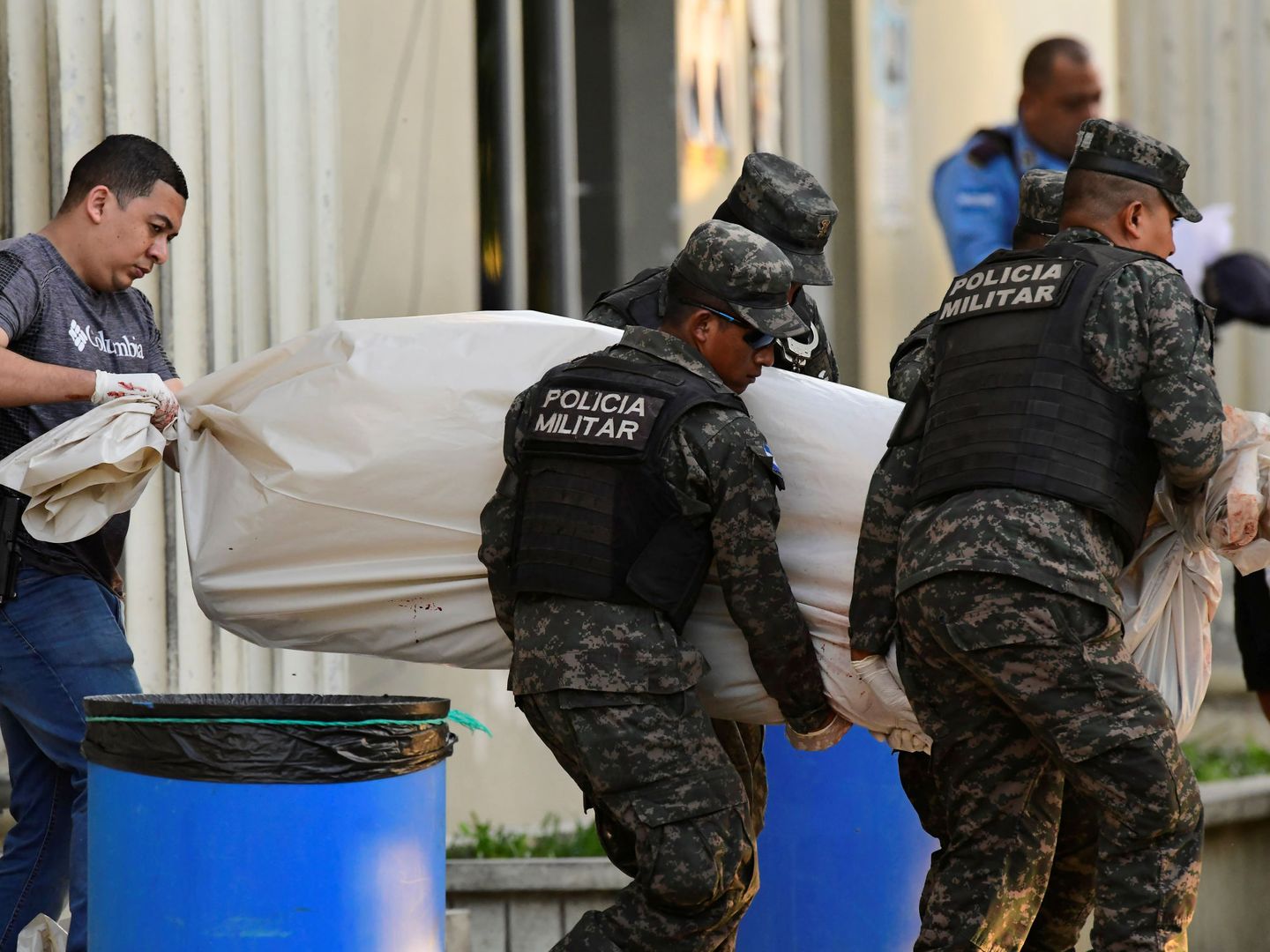 La Policía recoge el cuerpo de uno de los agentes abatidos durante el tiroteo del jueves. Foto: Reuters