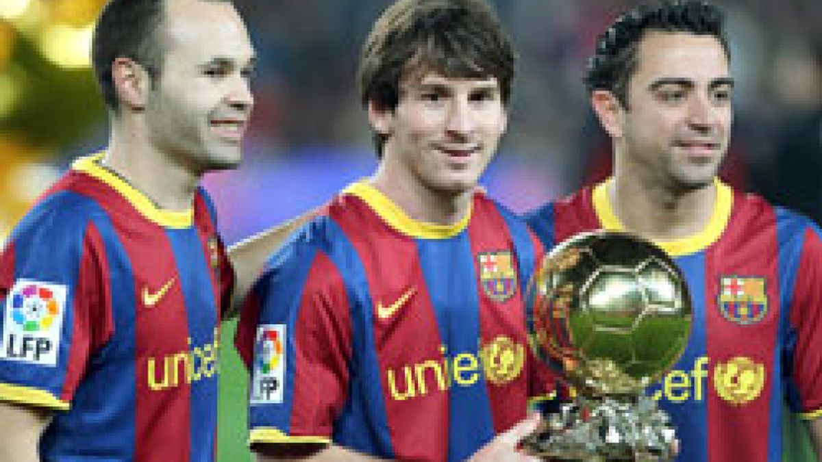Messi no mencionó a Xavi e Iniesta en la recogida del Balón de Oro porque "estaba bloqueado"