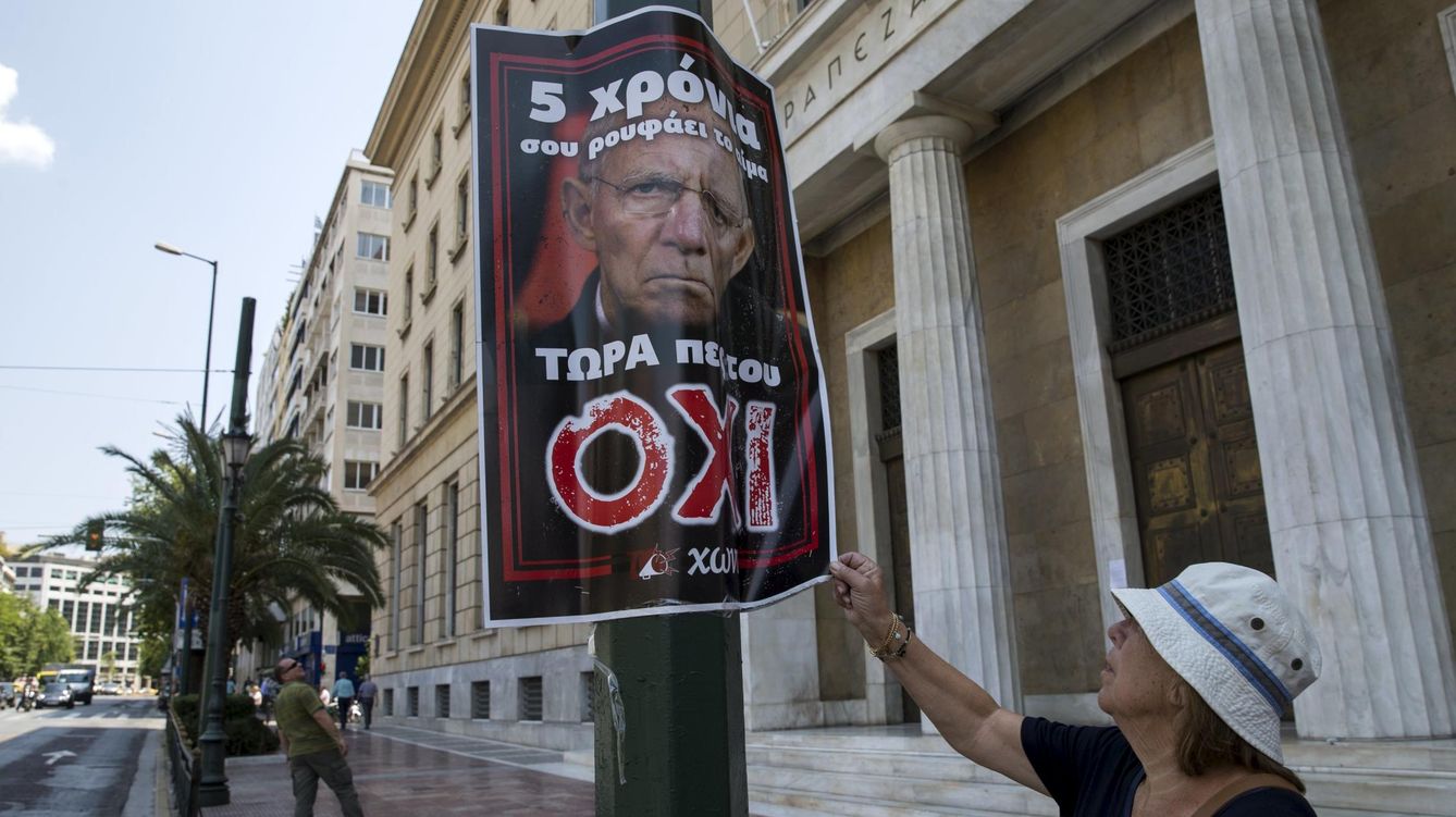 Foto: Una mujer lee un poster de la campaña a favor del 'NO' del referéndum griego. (Reuters)