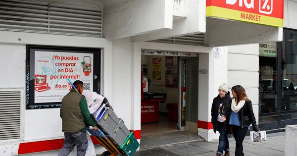Foto: File photo: people walk outside a dia supermarket in central madrid