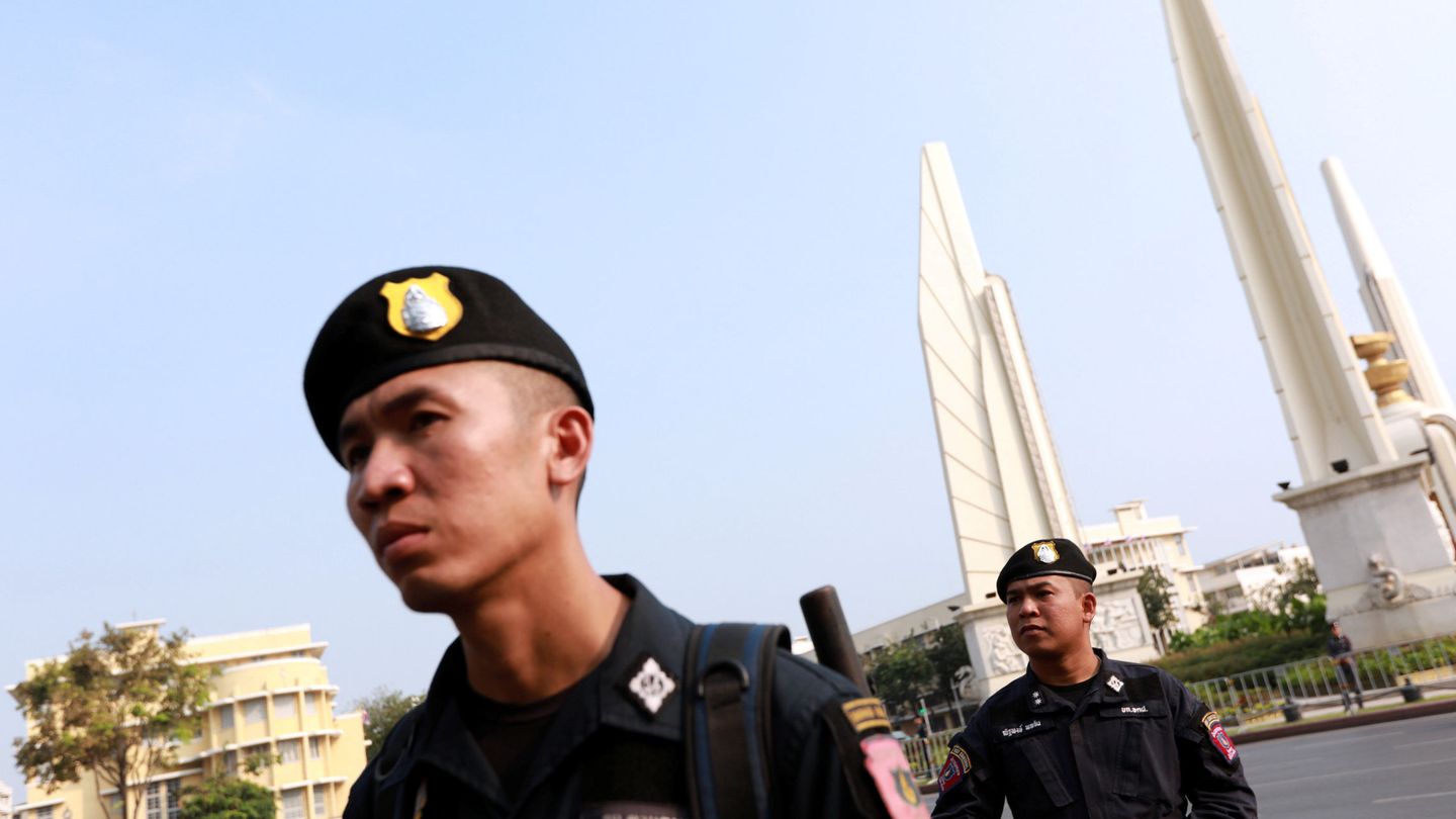 Policías tailandeses montan guardia en el centro de Bangkok, el 10 de febrero de 2018. (Reuters)