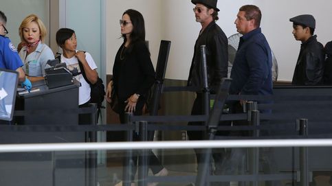 Brad Pitt y Angelina Jolie viajan con sus hijos en clase turista