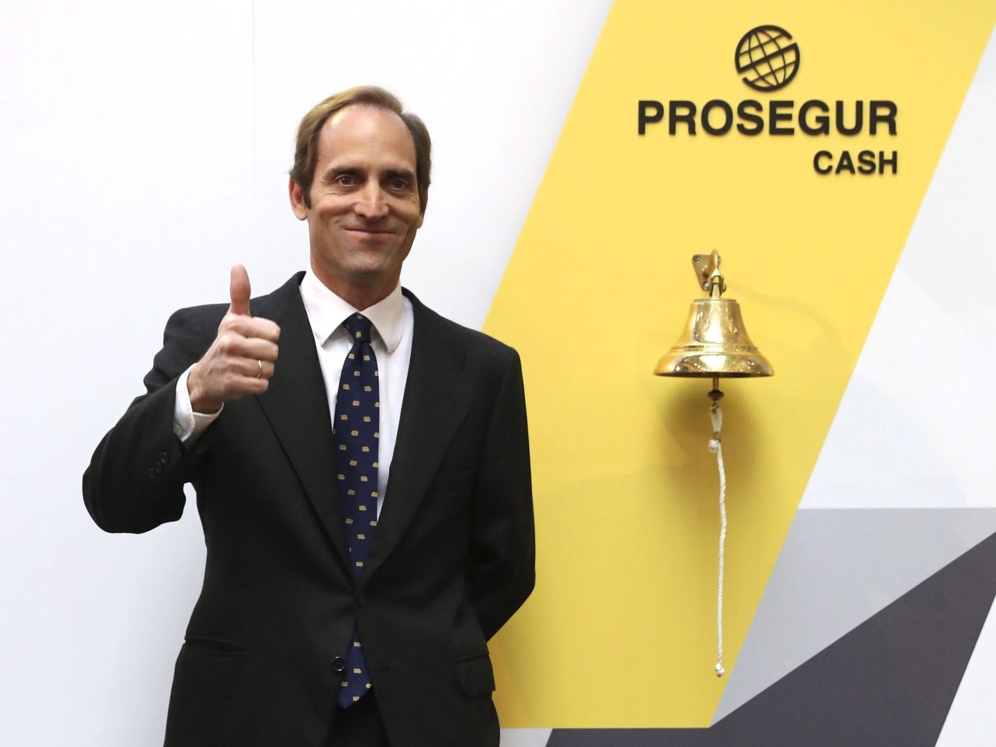 El consejero delegado de Prosegur Cash, Christian Gut Revoredo, tras dar el tradicional toque de campana en el inicio de la negociación en bolsa de las acciones del grupo. (EFE/Ballesteros)