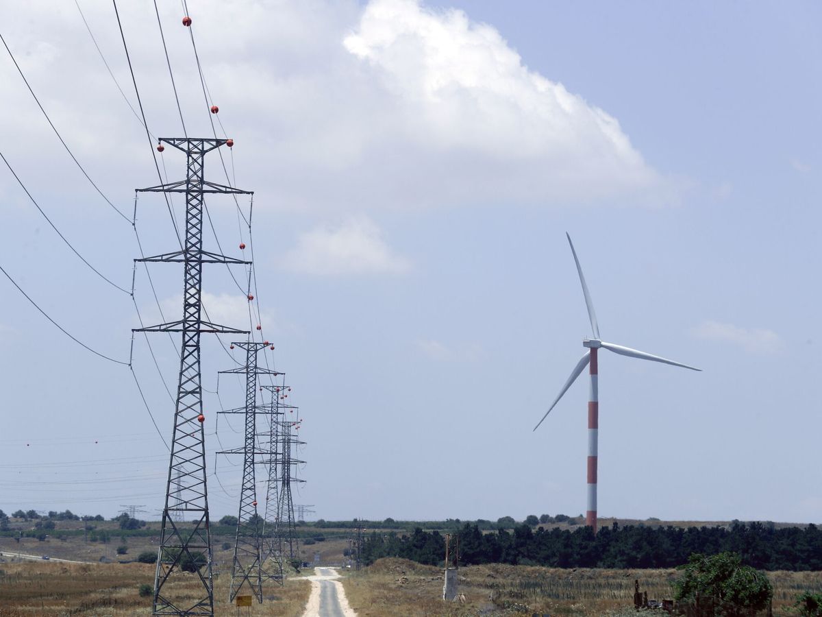 Foto: Turbinas de viento y torres de energía. (EFE/SAFADI)