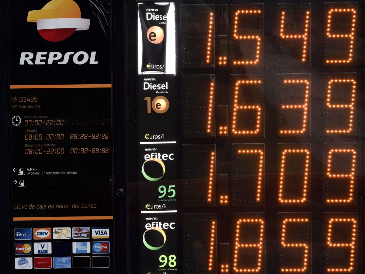Foto: Estas son las gasolineras más baratas cerca de ti para repostar antes de la Operación Salida (EFE/Eloy Alonso)