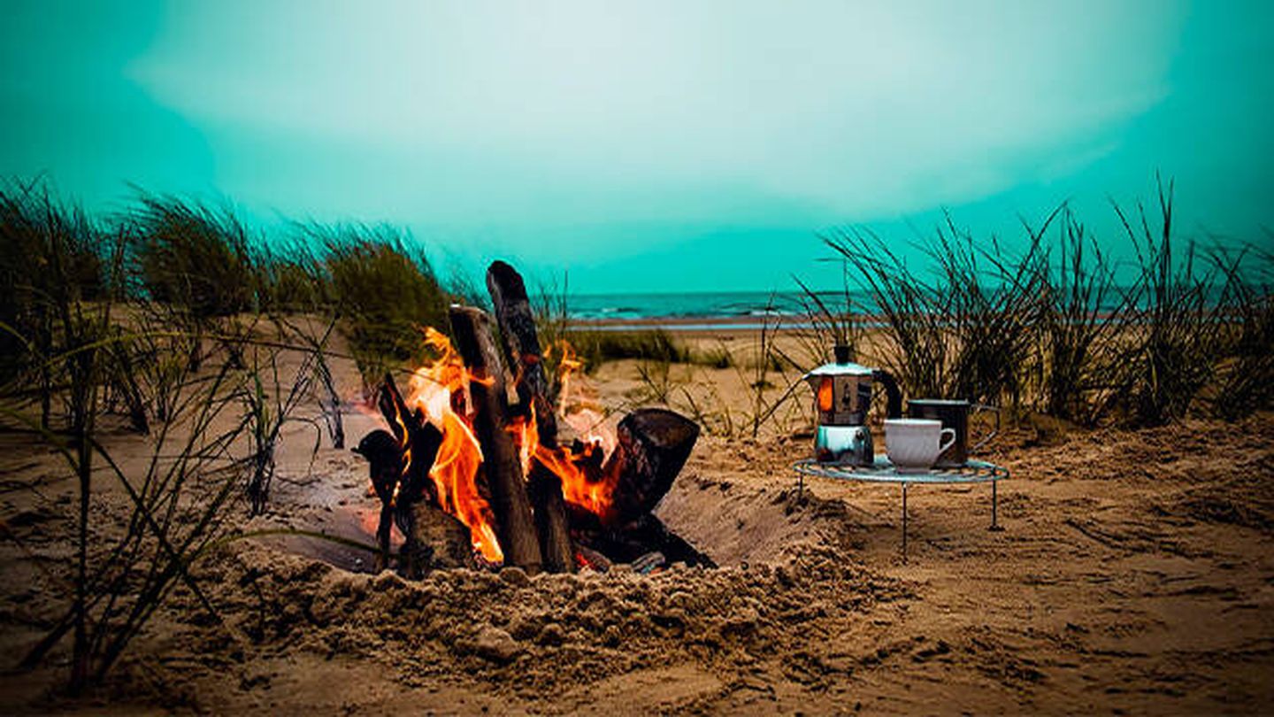 En muchos lugares acampar y encender un fuego en la playa está sancionado (Pixabay)