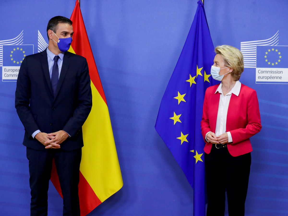 Foto: Pedro Sánchez junto a la presidenta de la CE, Ursula Von der Leyen. (Reuters)
