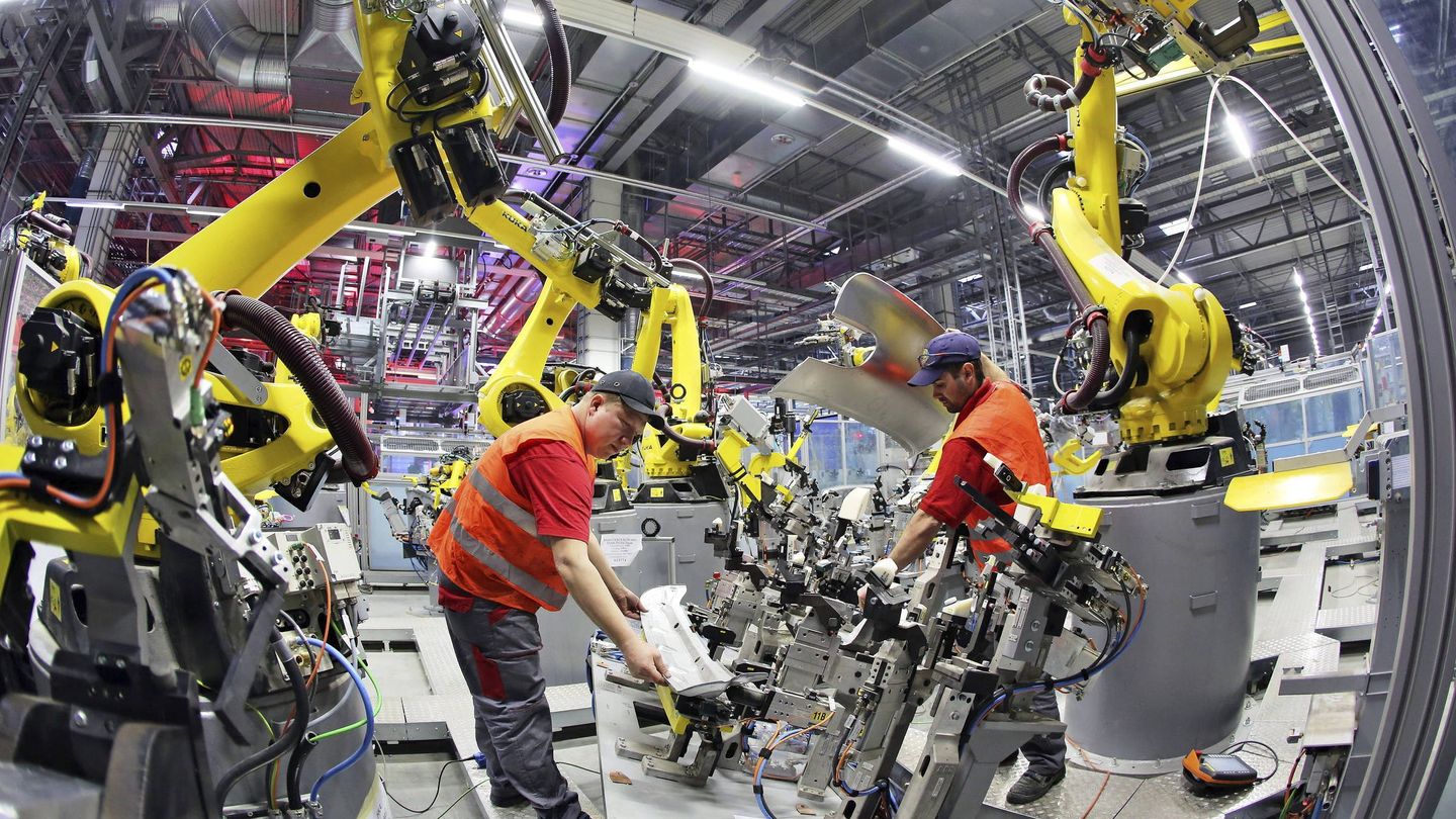 Robots en una fábrica de coches. (Reuters)
