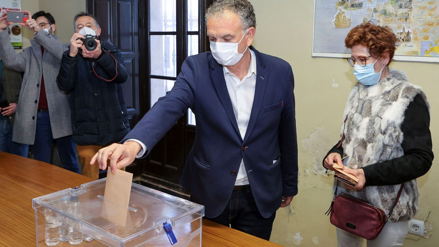 El alcalde de Don Benito, José Luis Quintana, vota en la consulta popular.  (EFE/Jero Morales)