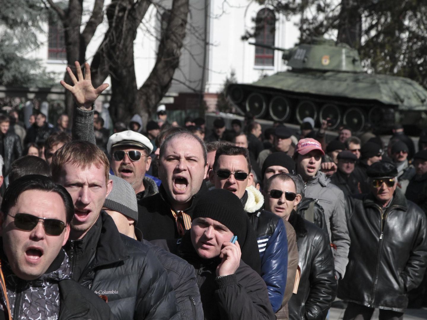 Activistas prorusos forman cola para alistarse a las autodefensas en Simferopol, Crimea (Reuters).