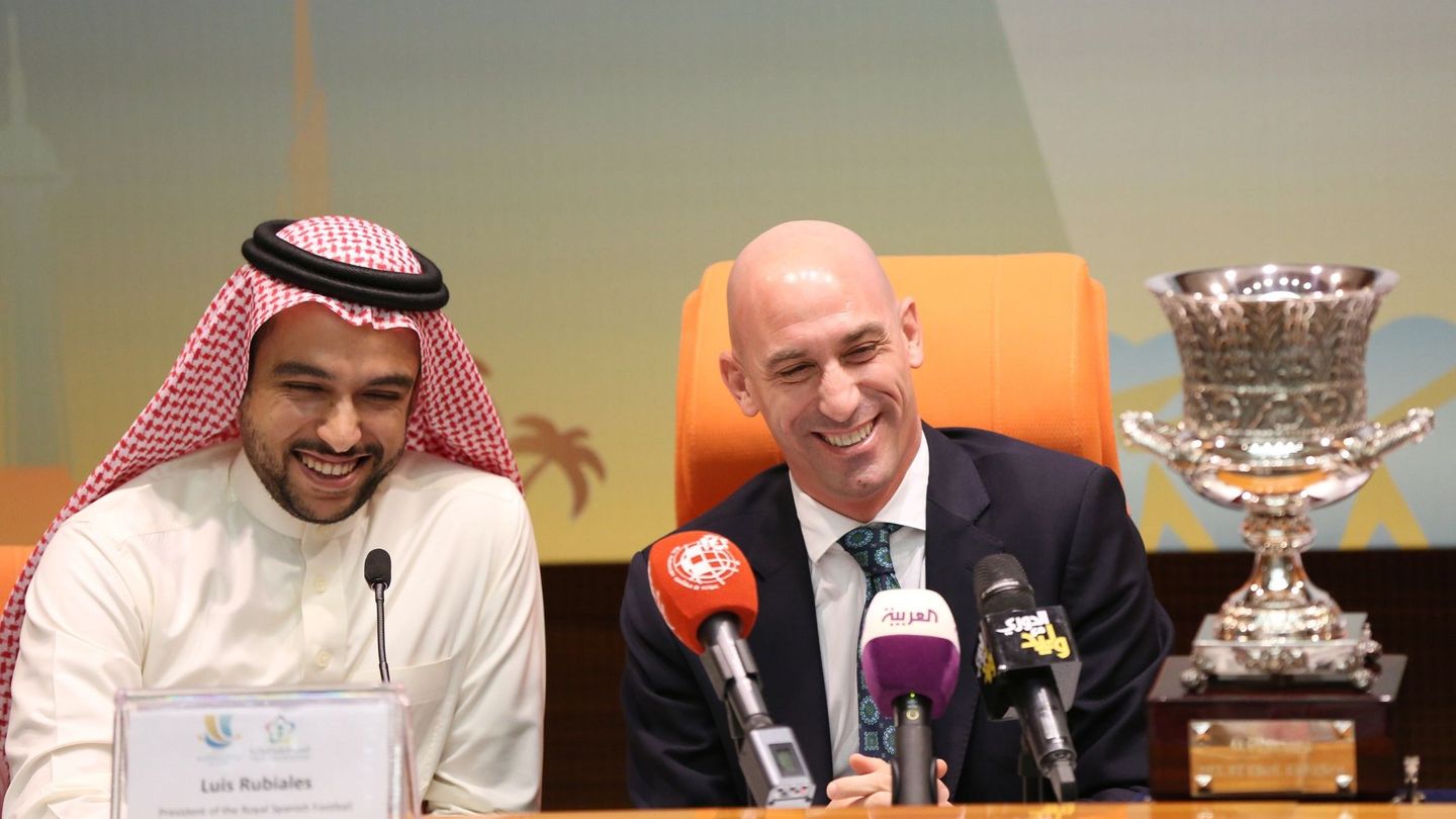 Rubiales, con el presidente de la Autoridad Saudí de Deportes. (EFE/STRINGER)