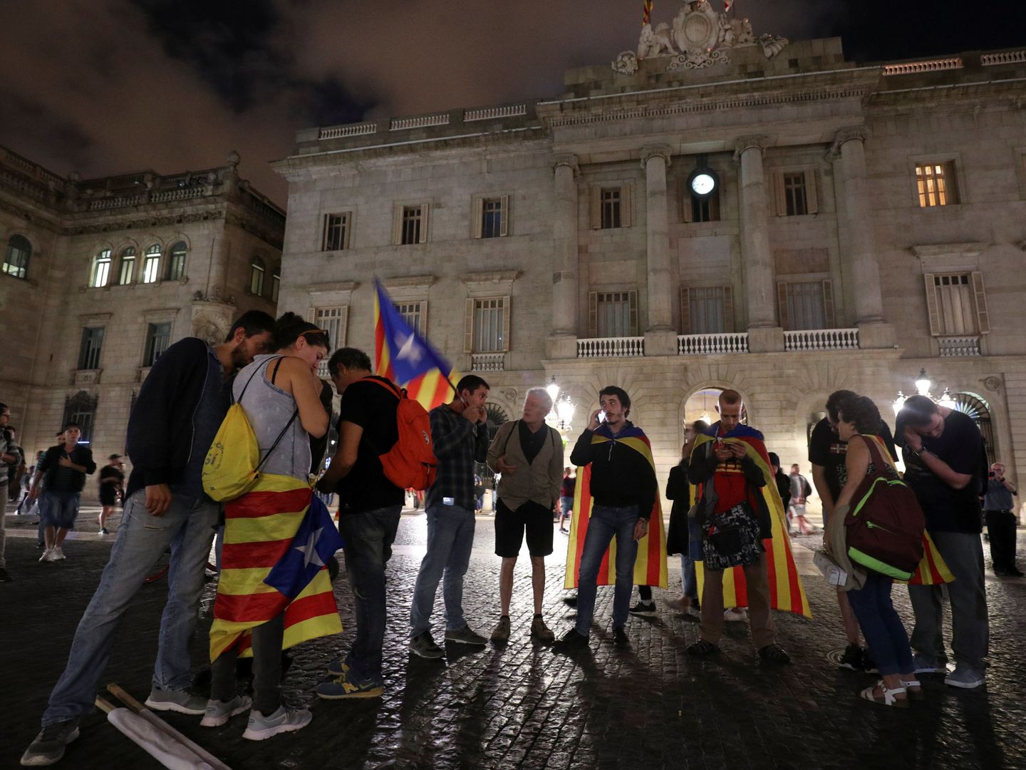 Independentistas en la plaza Sant Jaume. (Reuters)