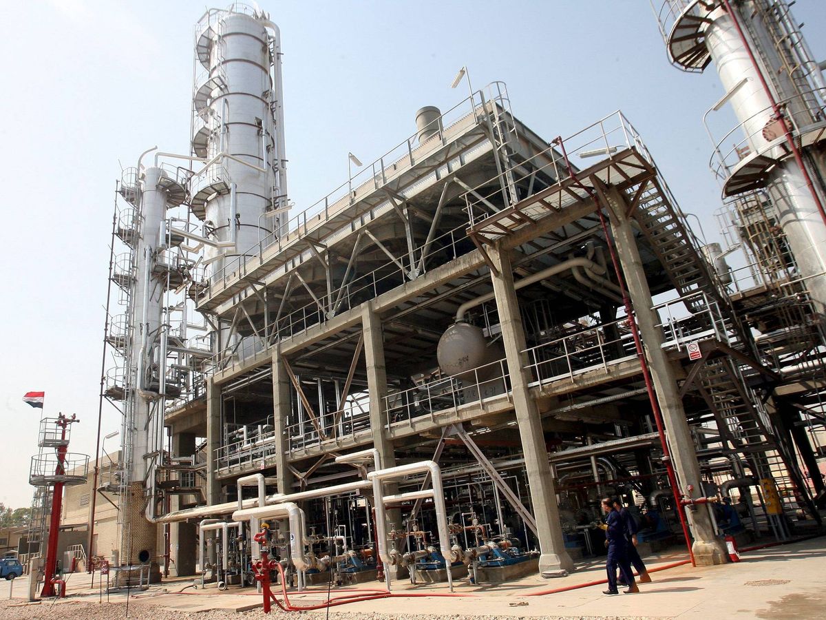 Foto: Refinería de petróleo en Bagdad (Irak). (EFE/Mohammed Jalil)