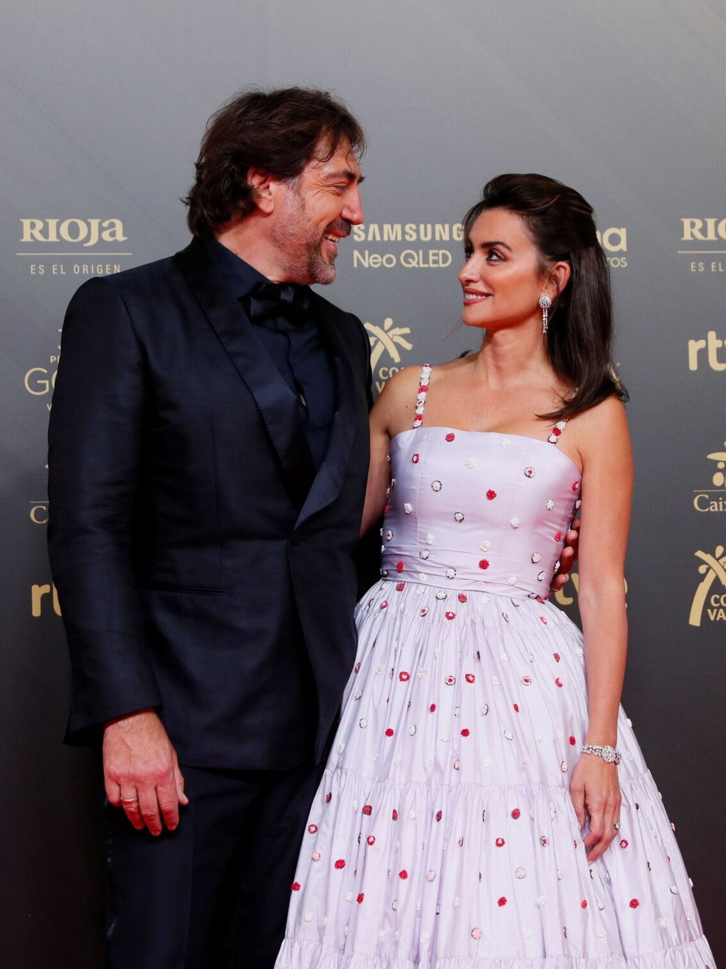 Javier Bardem y Penélope Cruz, en la alfombra roja de los Premios Goya. (EFE/Biel Aliño)