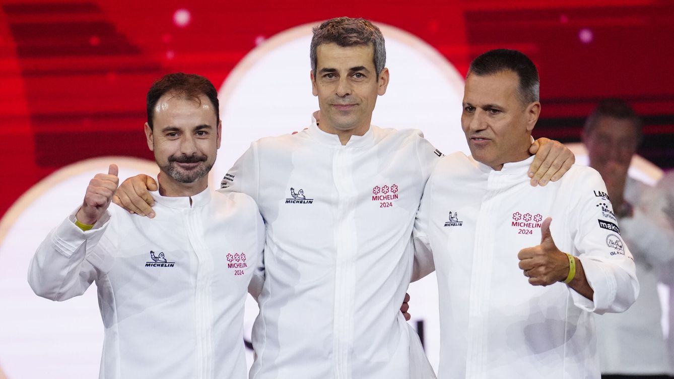 Foto: Eduard Xatruch, Mateu Casañas y Oriol Castro, del restaurante Disfrutar, tras recibir su tercera estrella Michelin. (EFE/Enric Fontcuberta)