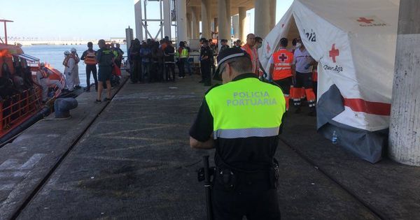 Foto: Un agente de la Policía Portuaria de Málaga impide recoger imágenes de los inmigrantes (Jon Nazca)