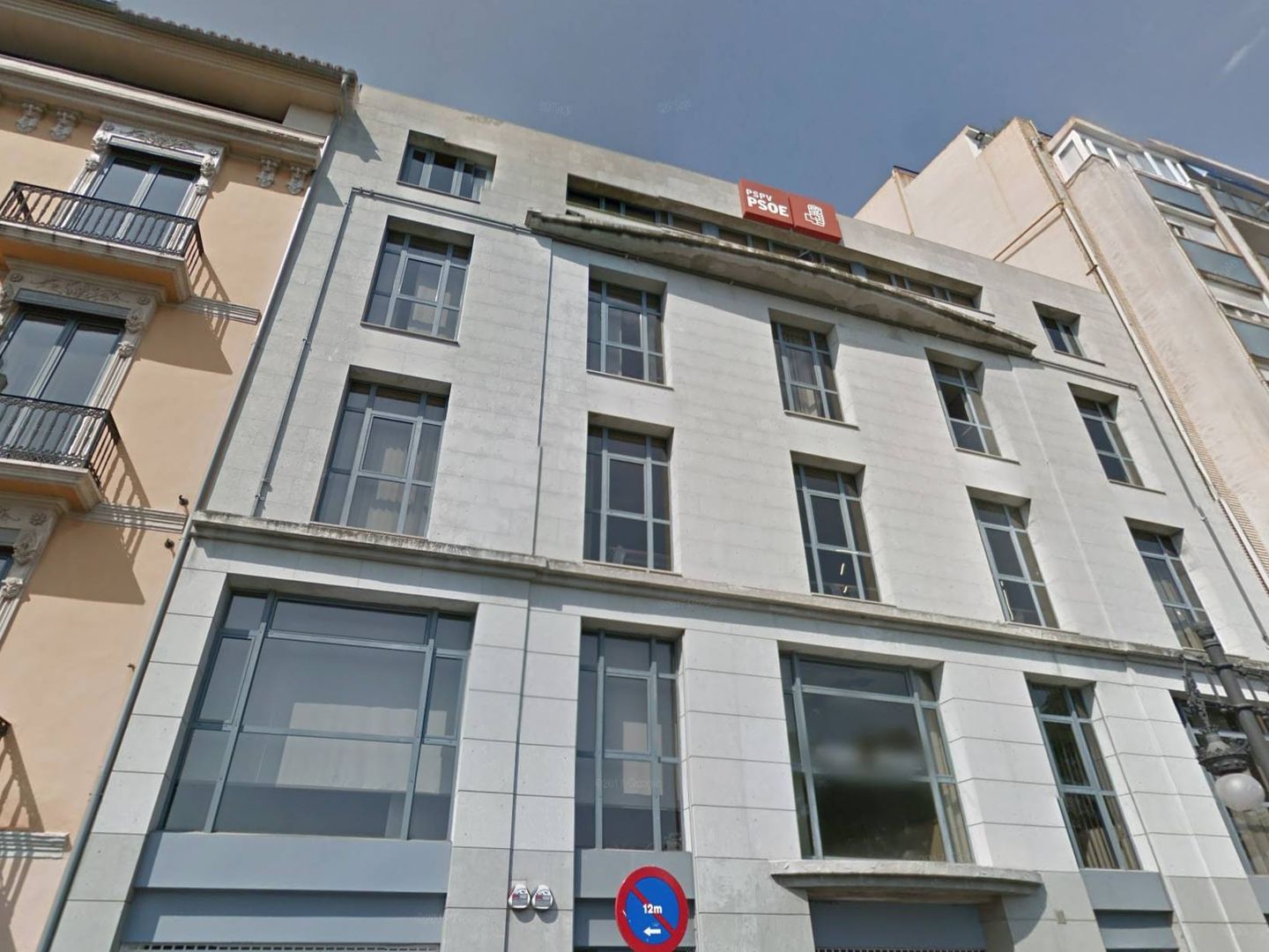 La sede que ha vendido el PSPV-PSOE tiene bajo, cuatro plantas y terraza superior. (Google)
