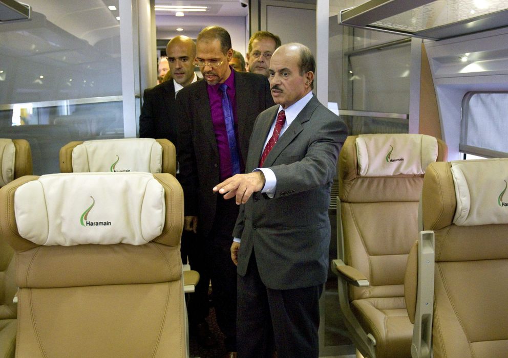 Foto: El presidente del Saudi Railway visita la maqueta a tamaño real del AVE a La Meca. (EFE)