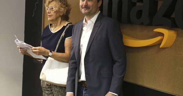 Foto: El ex director general de Amazon España François Nuyts, junto a la alcaldesa de Madrid, Manuela Carmena, en un acto oficial de la compañía. (EFE)