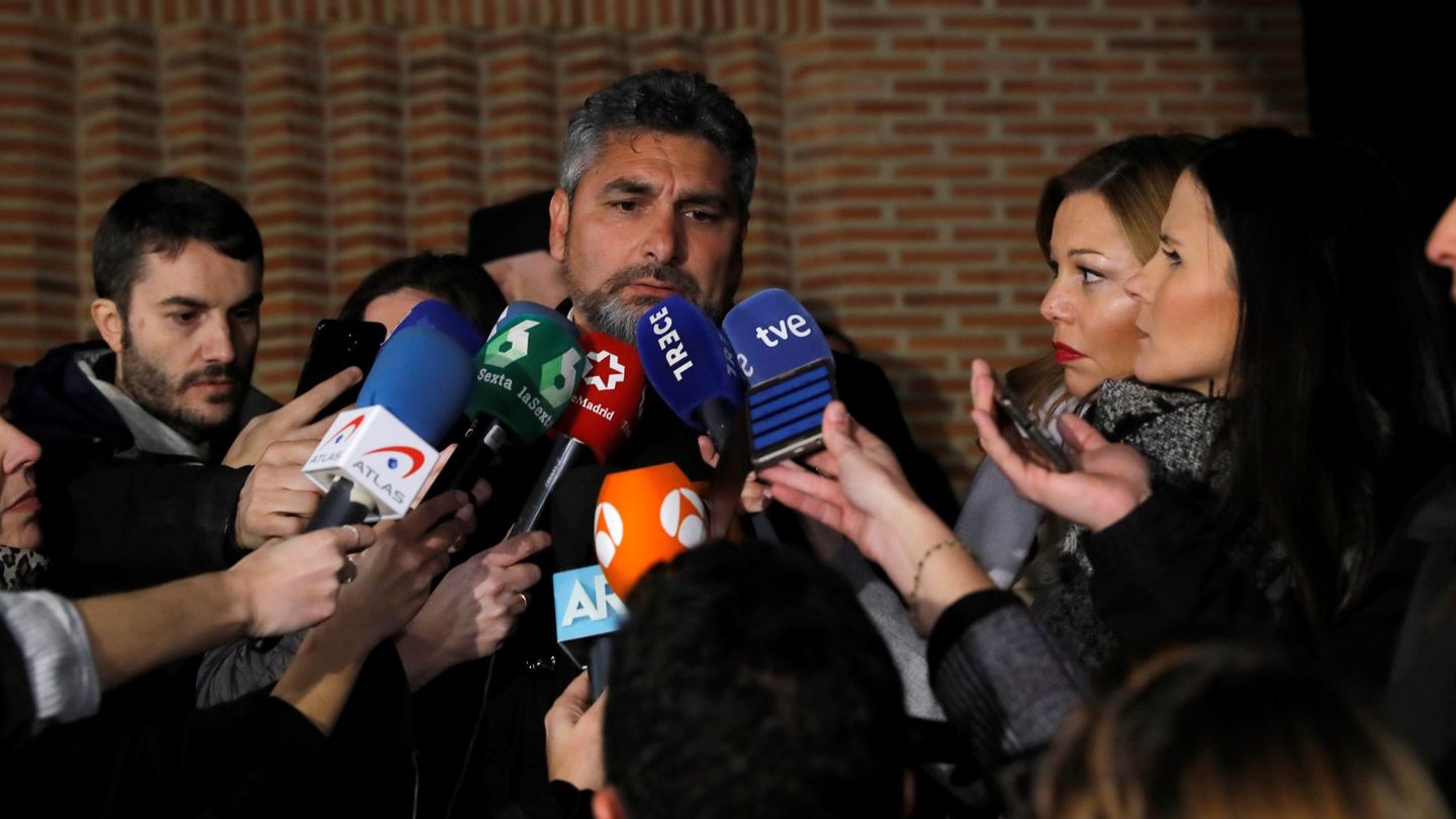 El padre de Mari Luz Cortés, la niña onubense de cinco años desaparecida, hace declaraciones a la prensa a su llegada al funeral que se celebra por Diana Quer en Madrid. (EFE)