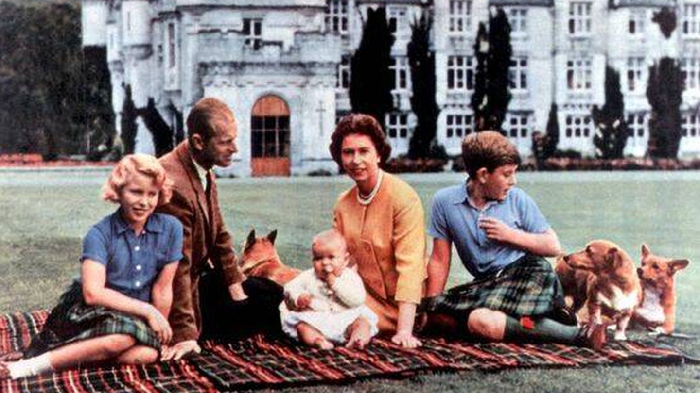 La reina Isabel, el duque de Edimburgo, y los príncipes Carlos, Ana y Andrés, en Balmoral. (Cordon Press)