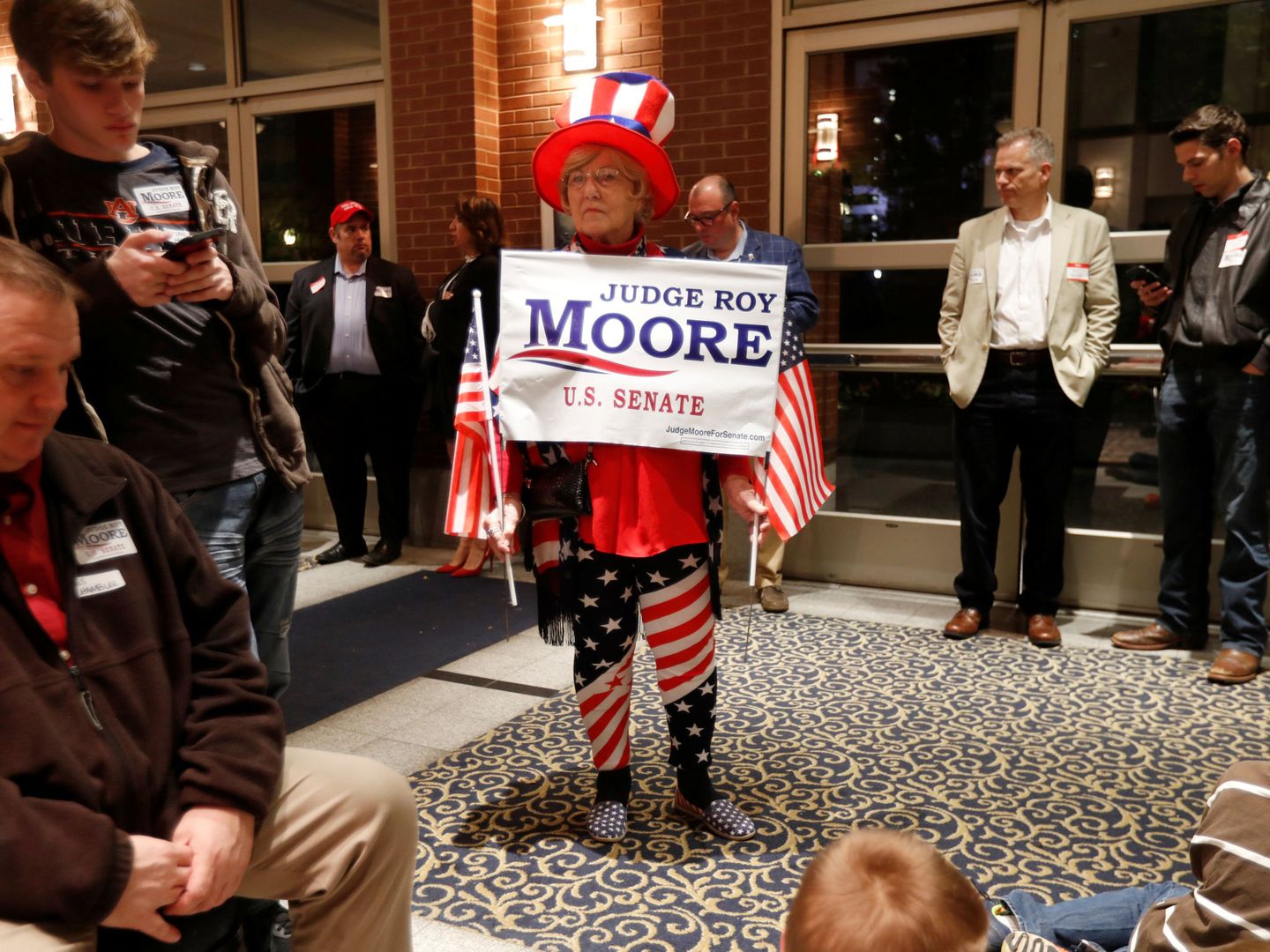 Partidarios del juez Roy Moore esperan los resultados de la elección en Montgomery, Alabama, el 12 de diciembre de 2017. (Reuters)