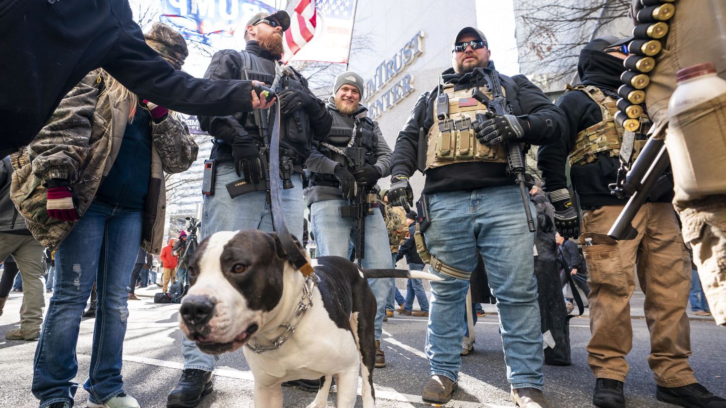 Manifestantes trumpistas fuertemente armados en Richmond, Virginia, el 20 de enero de 2020.