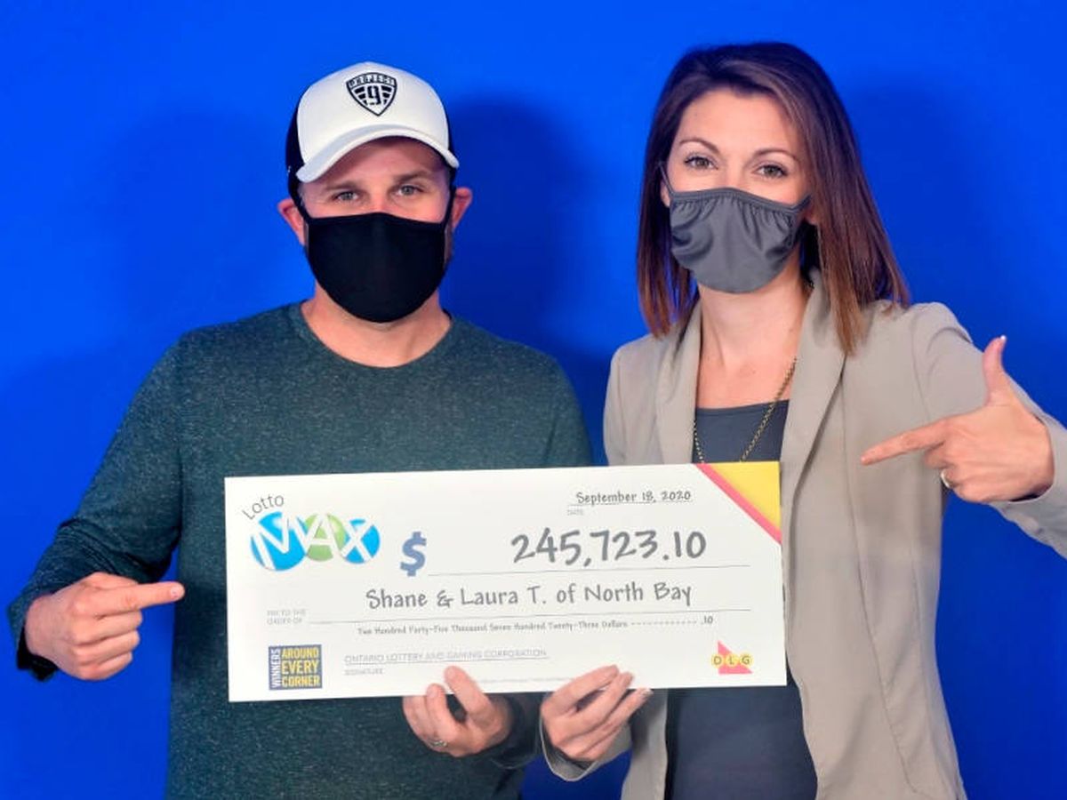 Foto: Shane y Laura Toms, con su cheque de ganadores de la lotería (OLG)
