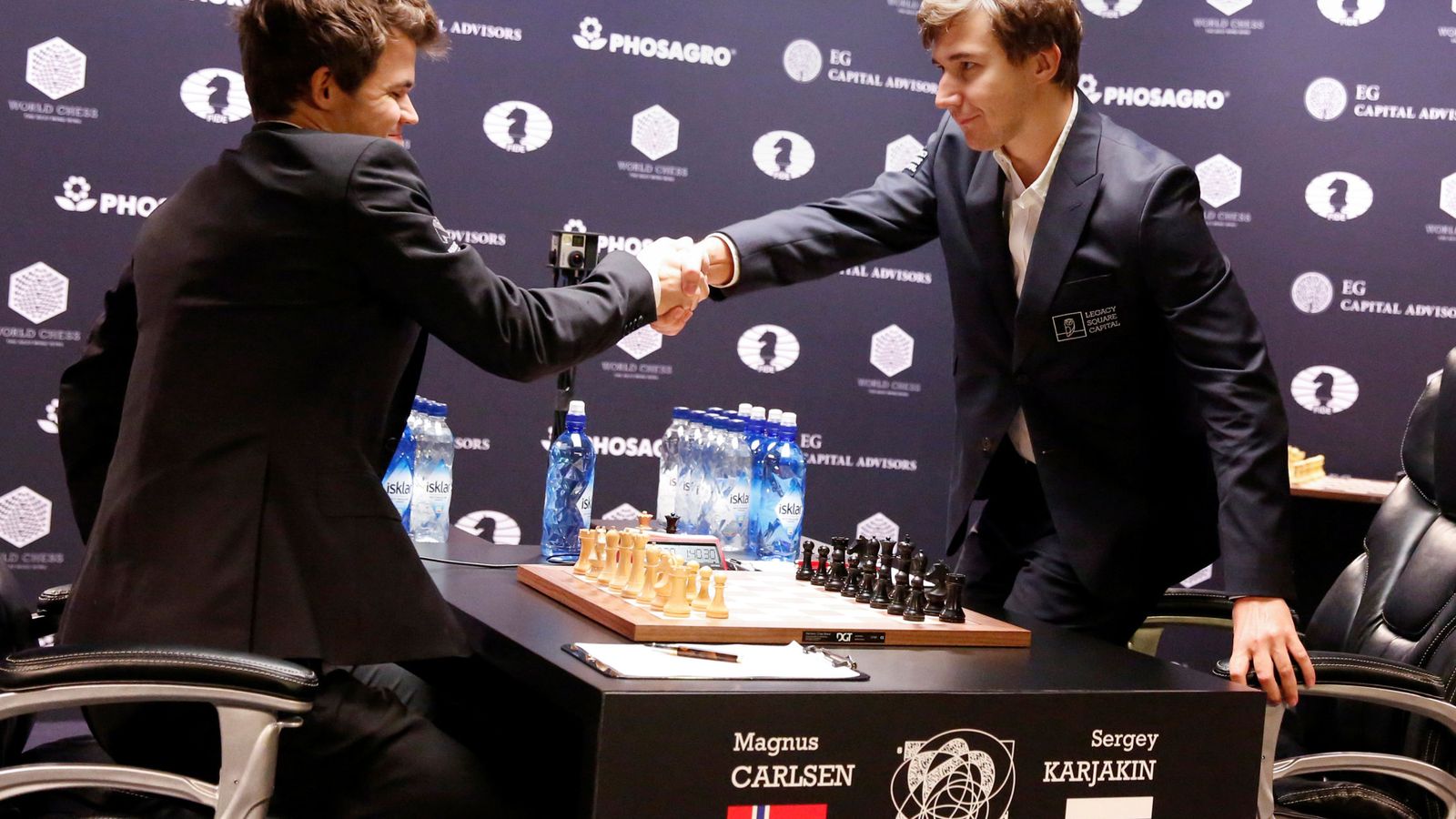 Foto: Magnus Carlsen y Karjakin firmaron tablas en la última partida del Mundial de ajedrez (Reuters)