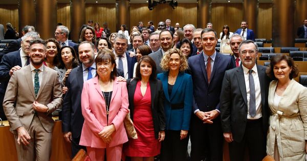 Foto: El secretario general del PSOE y presidente del Gobierno en funciones, Pedro Sánchez (3d), posa tras la reunión del Grupo Parlamentario Socialista. (EFE)