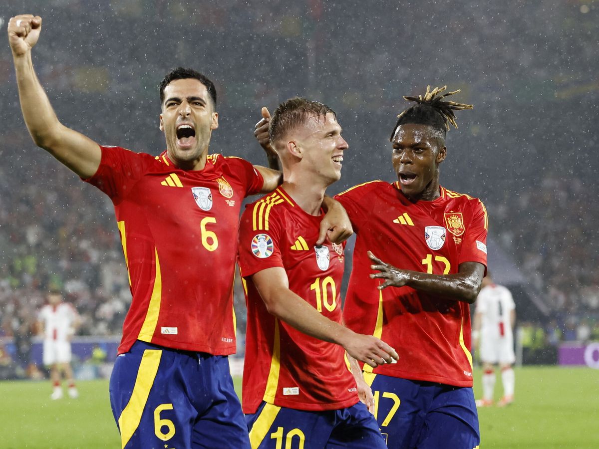 Foto: Los jugadores de España celebran el triunfo. (EFE)