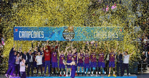 Foto: El Barcelona con su trofeo como campeón de Copa del Rey. (EFE)