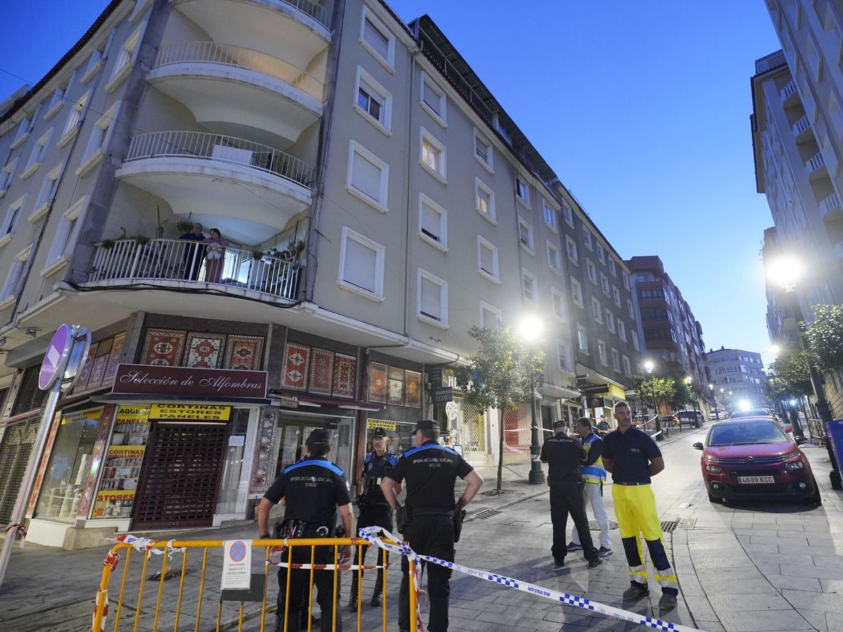 Foto: Agentes de Policía Local en las inmediaciones del edificio donde se produjo el fuego. (Europa Press/Javier Vázquez)