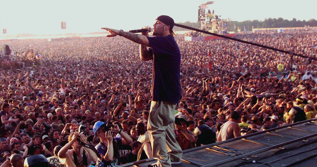 Fred Durst, el cantante de Limp Bizkit, durante su concierto en Woodstock '99. (Netflix)