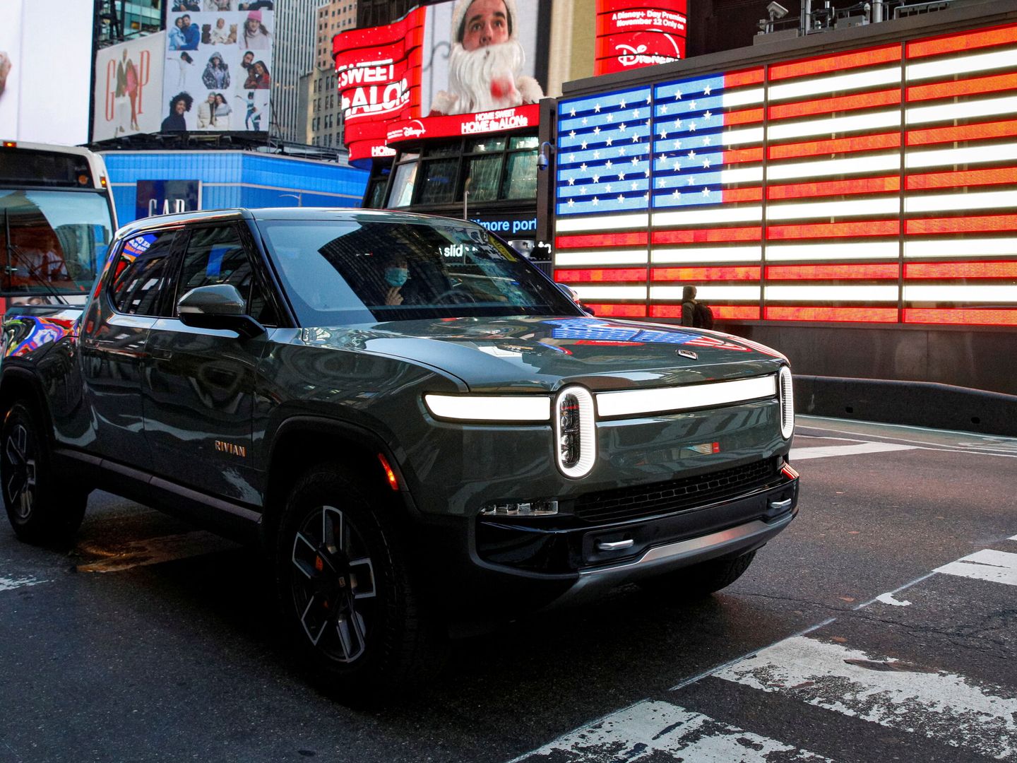 Una camioneta R1T circula por Wall Street el día del debut en bolsa de Rivian. (Reuters)
