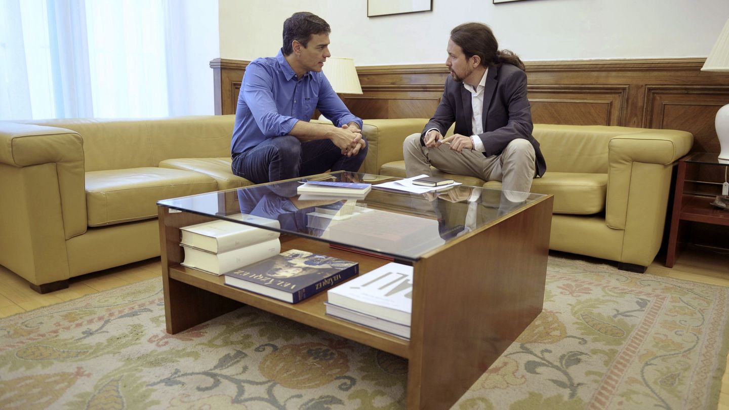 El secretario general del PSOE, Pedro Sánchez (i), y el líder de Podemos, Pablo Iglesias, en un encuentro.