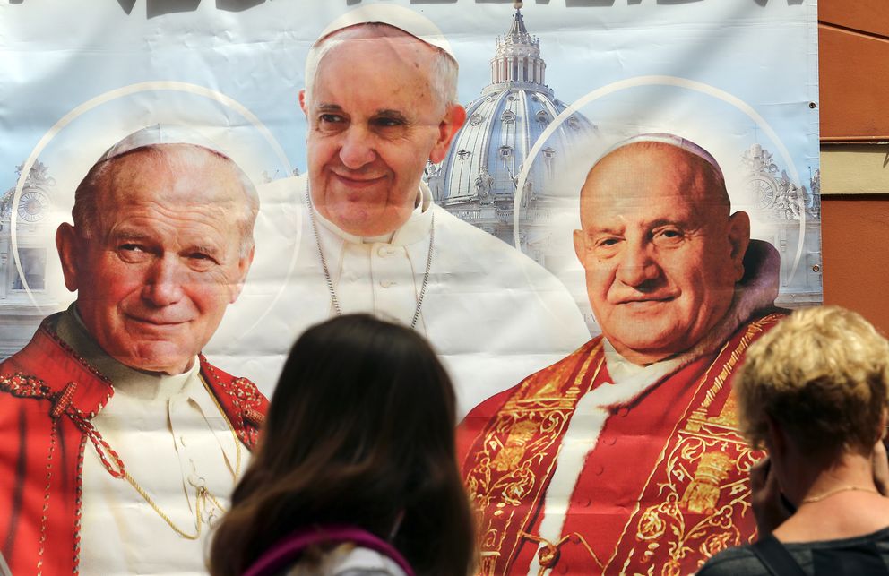 Juan Pablo II, Juan XXIII y el Papa Francisco, en una ilustración (Reuters).