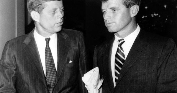 Foto: Robert Kennedy (D), junto a su hermano John. F. Keneddy en 1960. (Gtres)