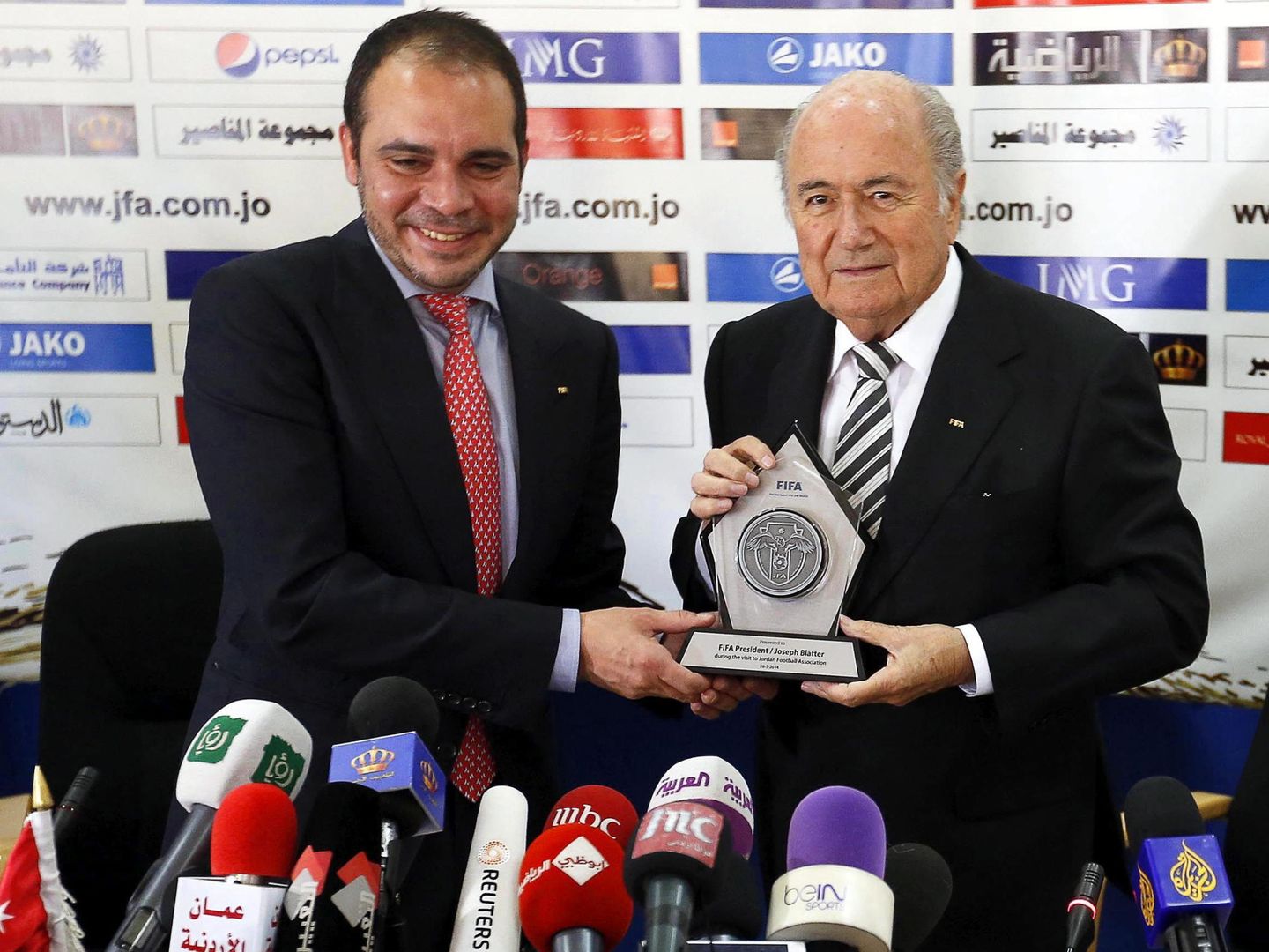Ali bin Al-Hussein es el único que puede quitarle la presidencia a Joseph Blatter. (EFE)