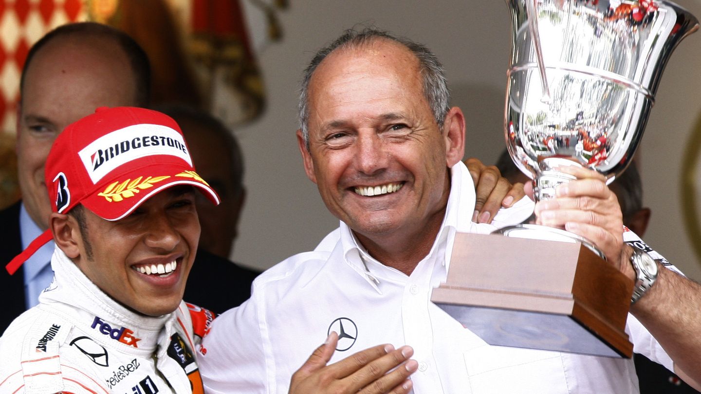 Dennis junto a Lewis Hamilton (Reuters).