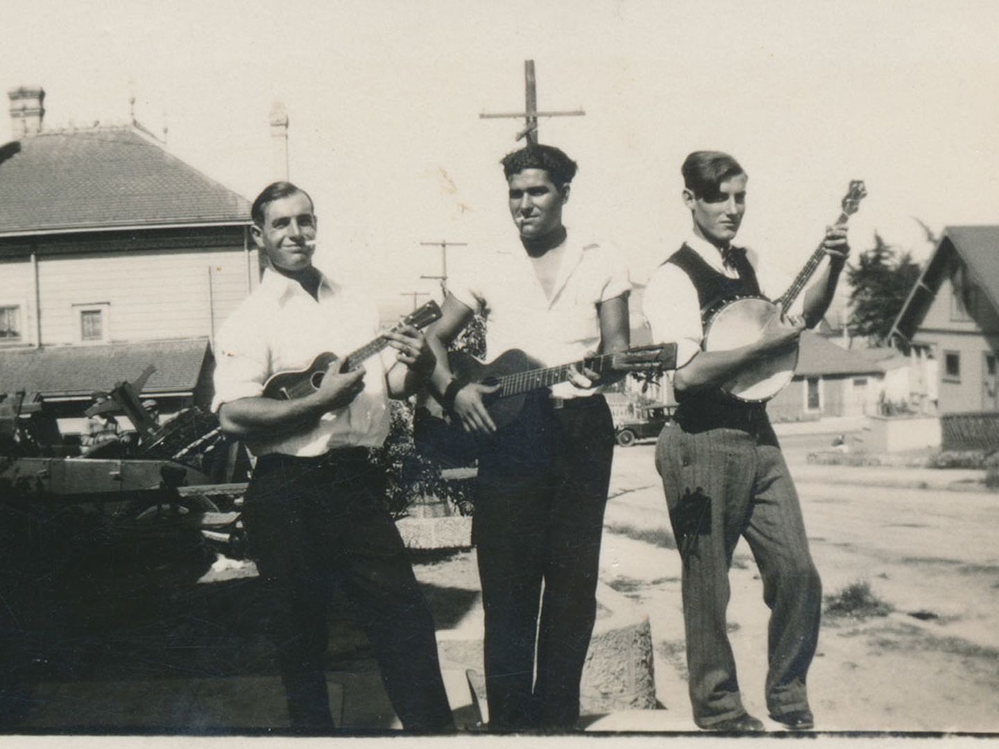 Guitarra, ukelele y banjo. España, Hawái y California (Monterey): la odisea de una familia interpretada por tres instrumentos de cuerda. 