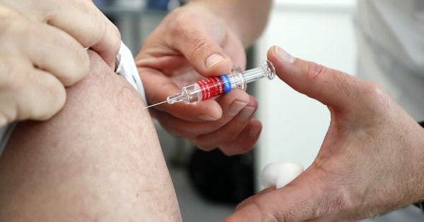 Foto: Vacuna contra la gripe en Niza (EFE/Sebastien Nogier)