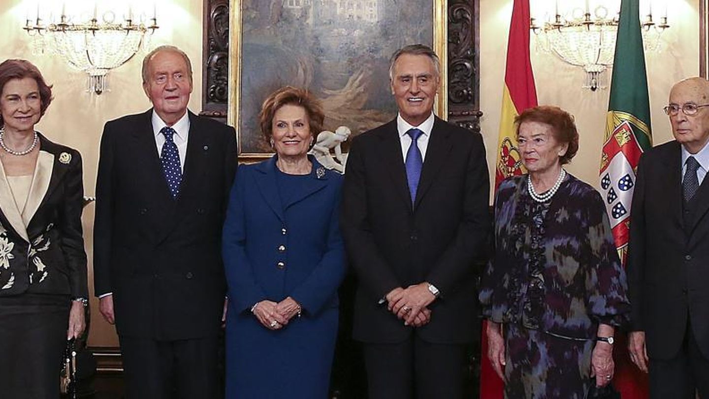El Rey y la Reina, el presidente de Portugal y Giorgio Napolitano con sus mujeres en  Lisboa en febrero (Gtres)
