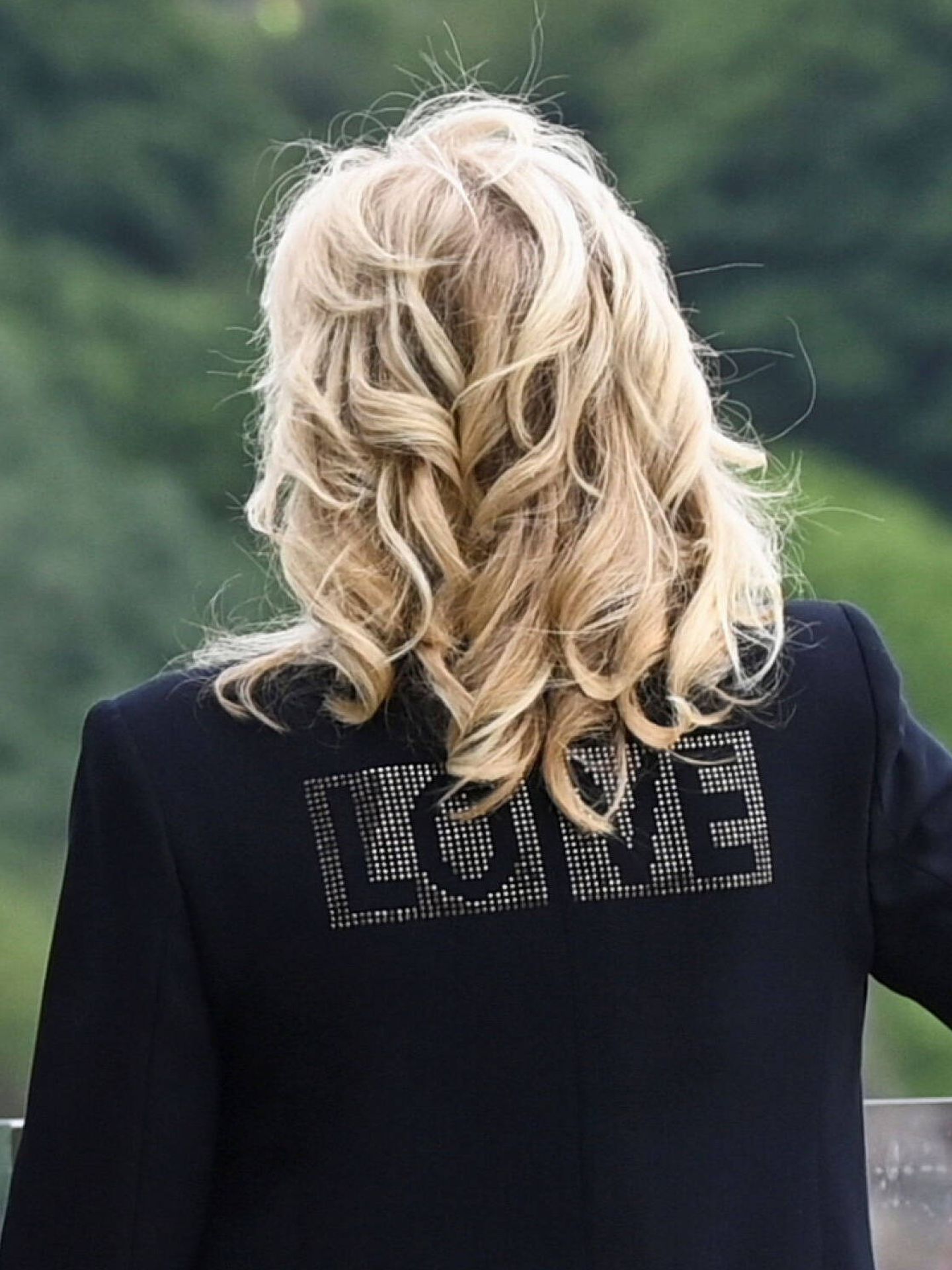 Jill Biden y su chaqueta que reza 'Love'. (Reuters)