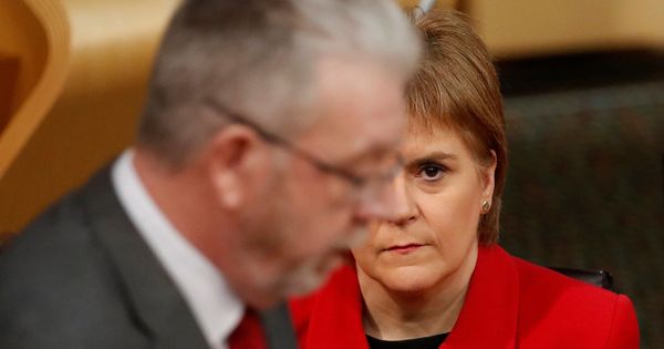Foto: Nicola Sturgeon escucha a Michael Russell durante un debate sobre el Brexit en el Parlamento escocés, en Edimburgo (Reuters).  