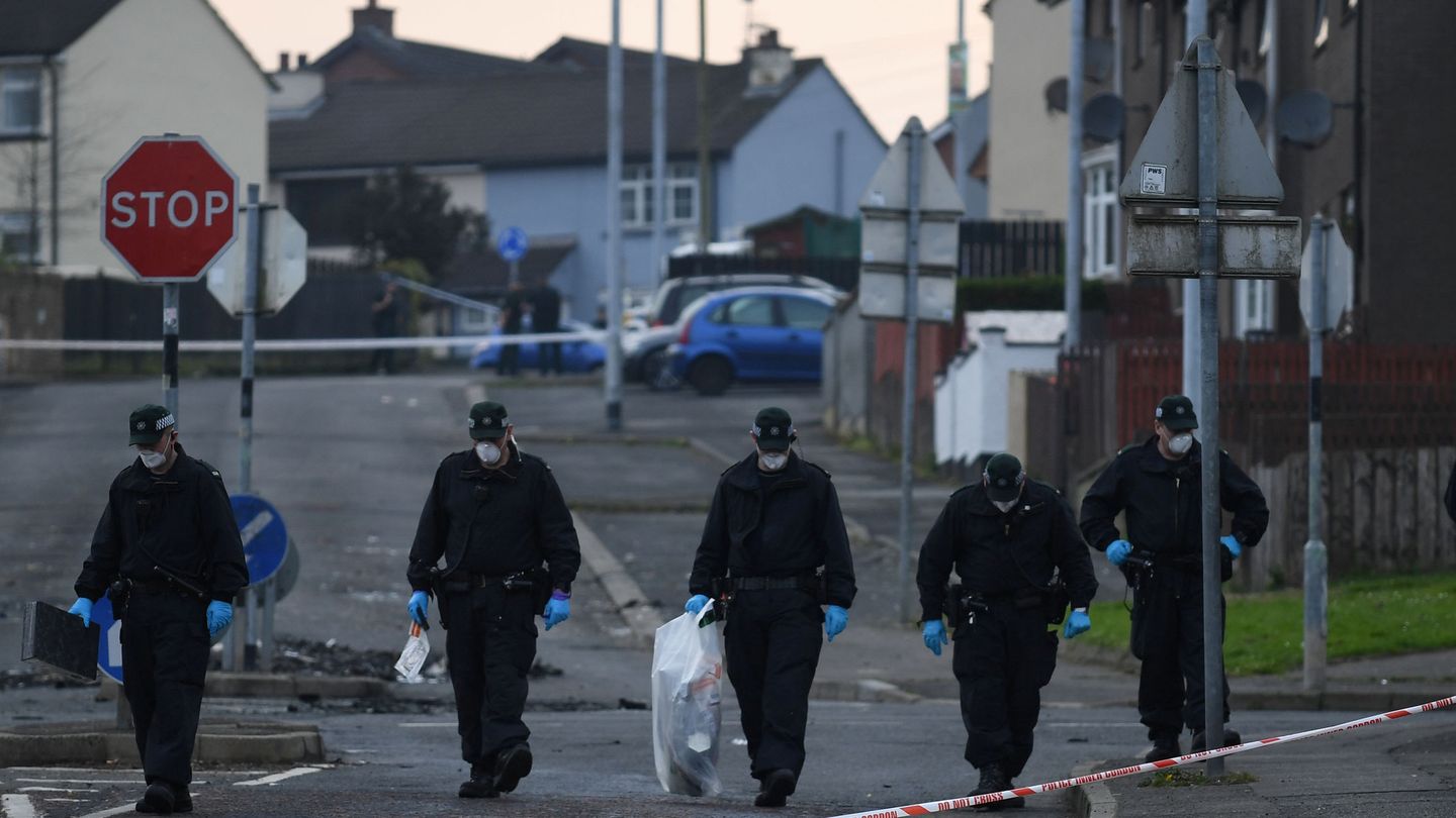 La policía inspecciona el lugar donde fue asesinada la periodista Lyra McKee a manos del Nuevo IRA. (Reuters)