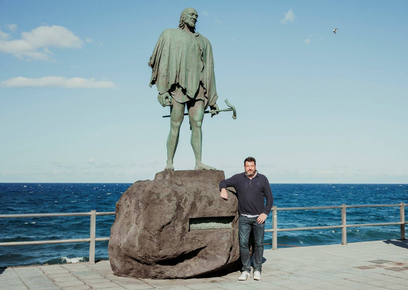 El autor Santiago Díaz junto a la estatua de Bencomo en La Candelaria (Rubén Plasencia)
